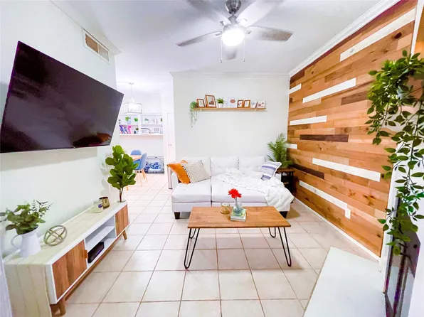 921 Marine Dr, Galveston, TX