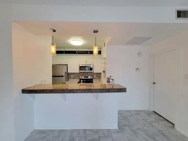 7119 N Holiday Dr — Photo 8