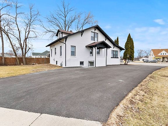 2nd image of 1112 Plainfield Rd