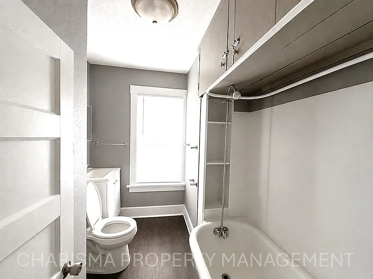 316 E 15th St — Photo 17