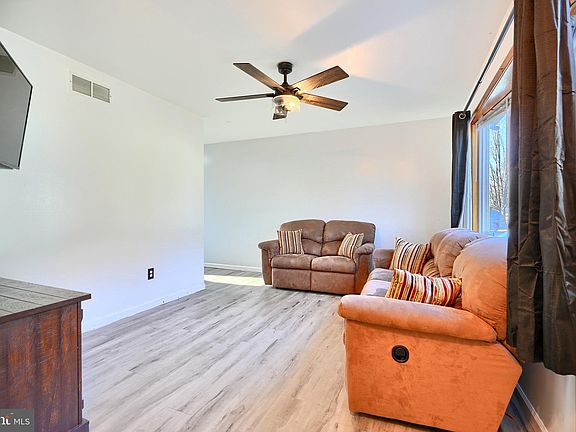 2nd image of 28 Peppertree Cir
