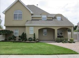 40 Pebble Ln, Levittown, NY 11756