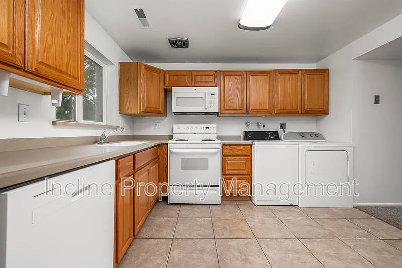 2 bed, 1.0 bath, 825 sqft, $1,350 — Photo 4