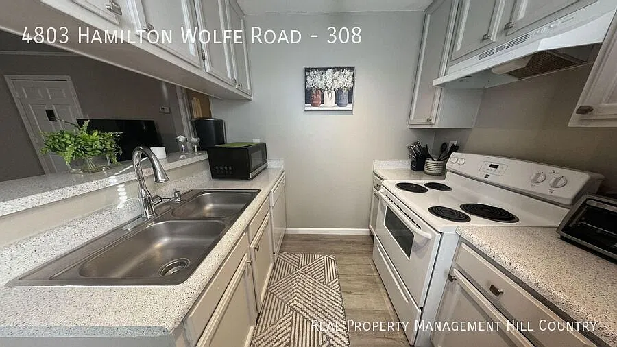 Medical Center 1 Bedroom Condo! Fully Furnished Option — Photo 3