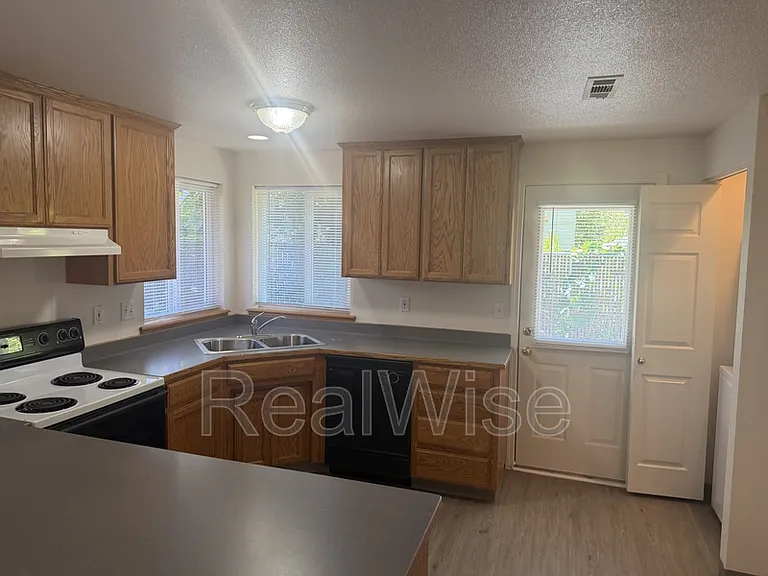 210 3rd St #B — Photo 28