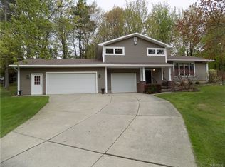 7443 Crestwood Cir, Orchard Park, NY 14127