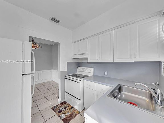 5th image of 919 NW 23rd Ct #1