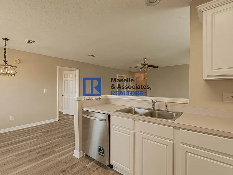 413 Woodlake Ln — Photo 20
