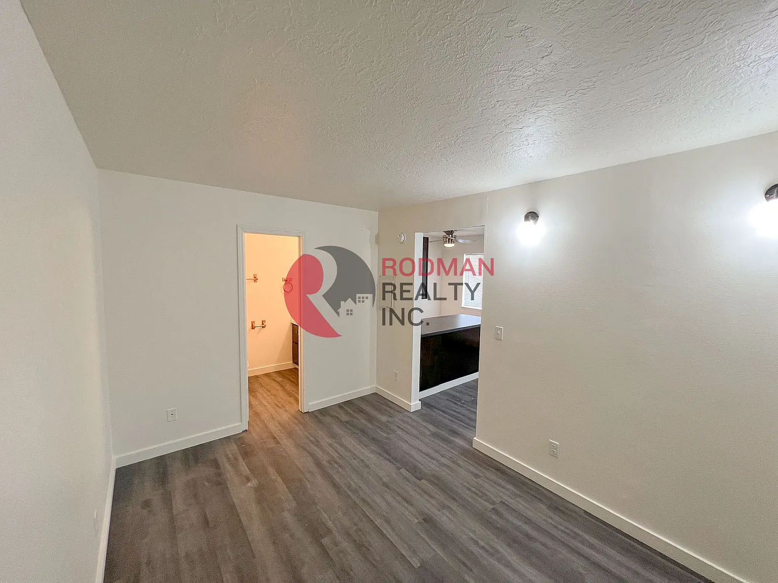 Studio West Apartments — Photo 2