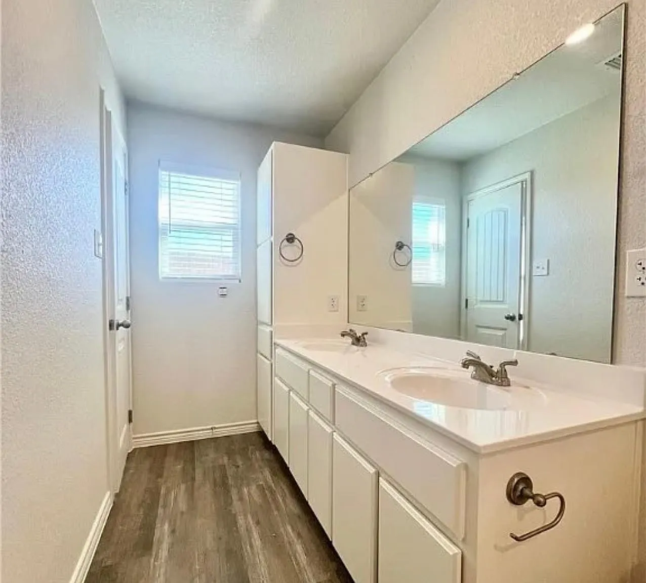 113 Dolphin Drive - 2 — Photo 4