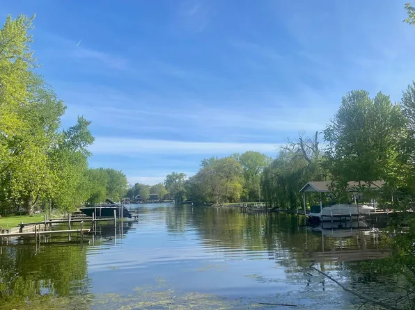 138 Eastwood Ave, Port Barrington, IL 60010