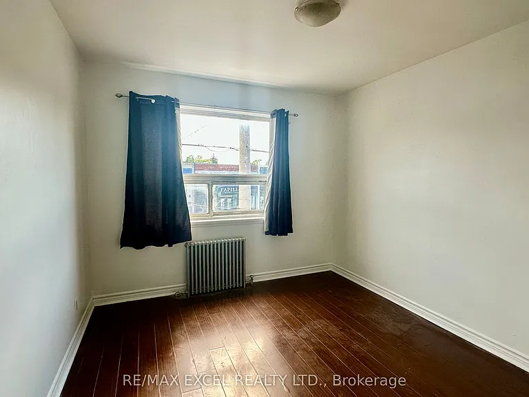 1023 Coxwell Ave #4 — Photo 5