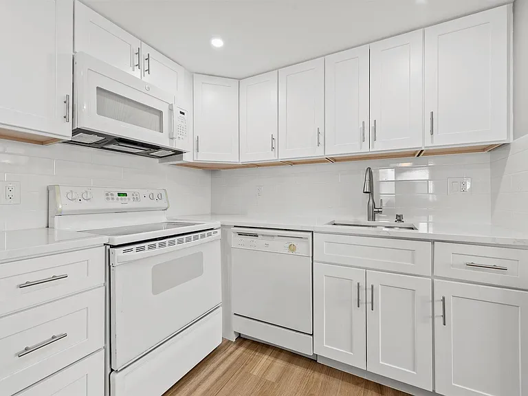723 Flanders Dr #P — Photo 22