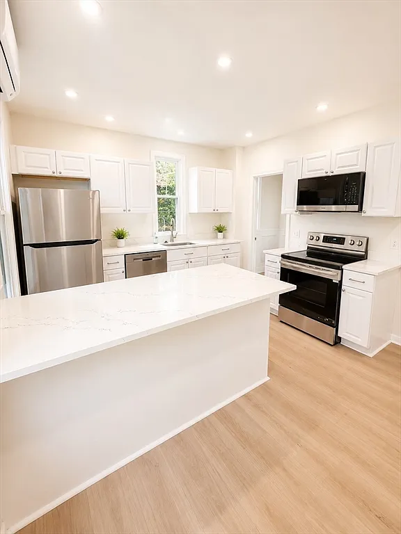 2 bed, 1.0 bath, 990 sqft, $3,250 — Photo 1