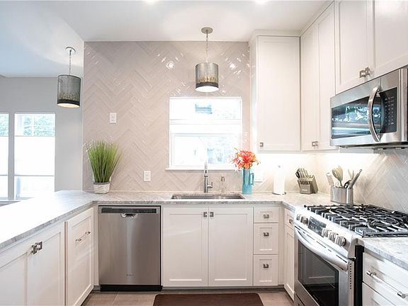 3rd image of 6613 Woodrow Ave