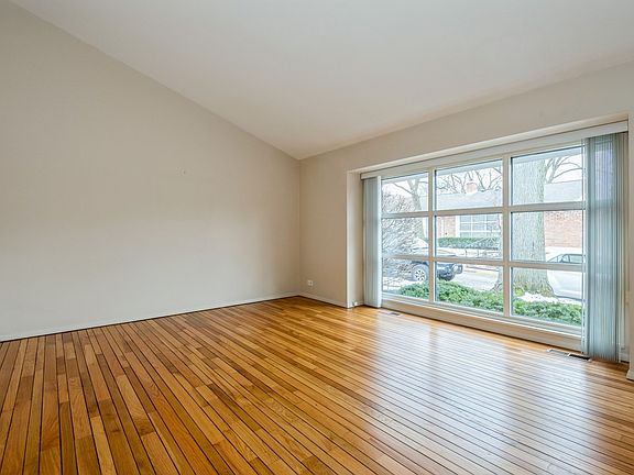 3rd image of 719 Carriage Hill Dr
