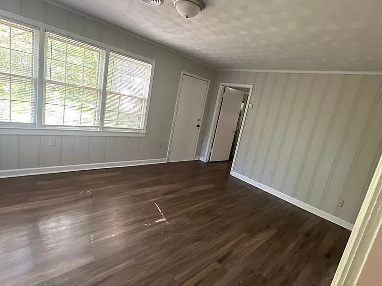 1240 Robin Hood Ln — Photo 8