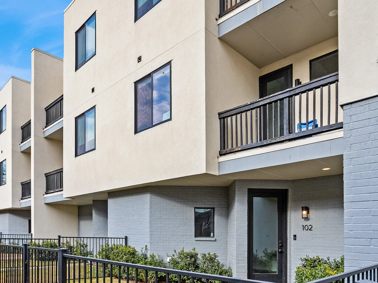2 bed, 1945 sqft, $3,800 — Photo 2