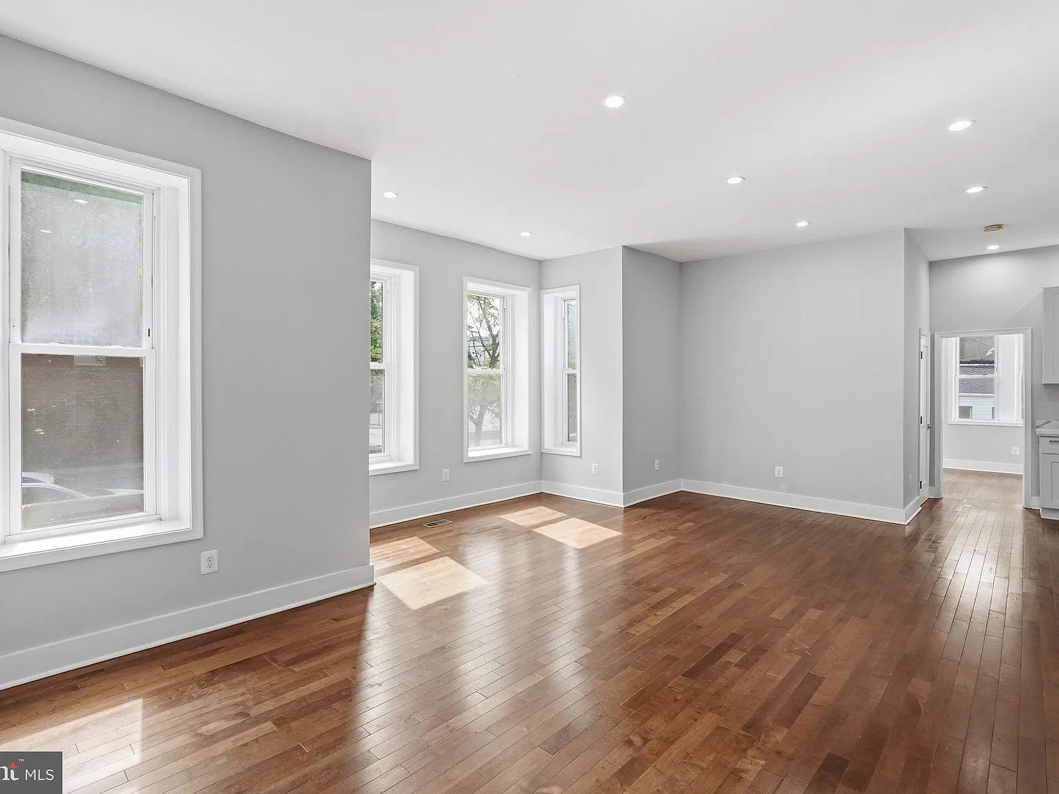 6 bed, 1650 sqft, $5,500 — Photo 2