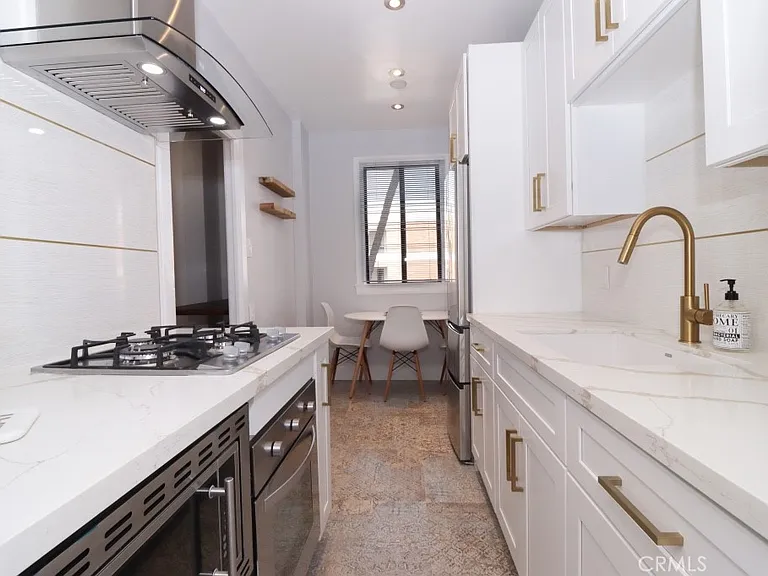 315 W 3rd St — Photo 22