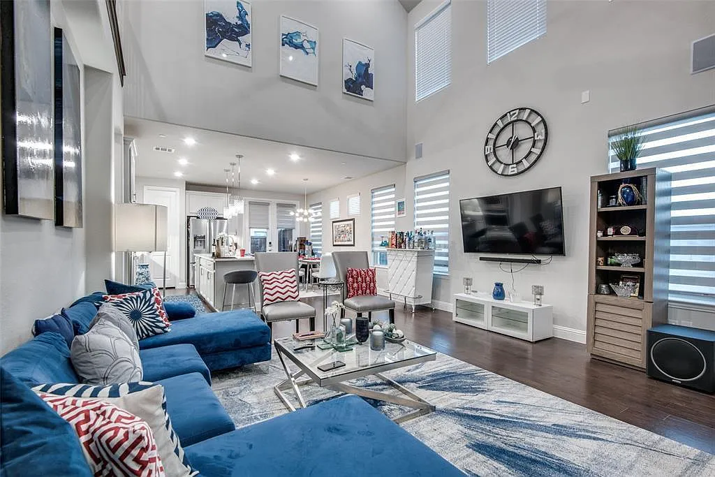 5552 Liberty Dr — Photo 2