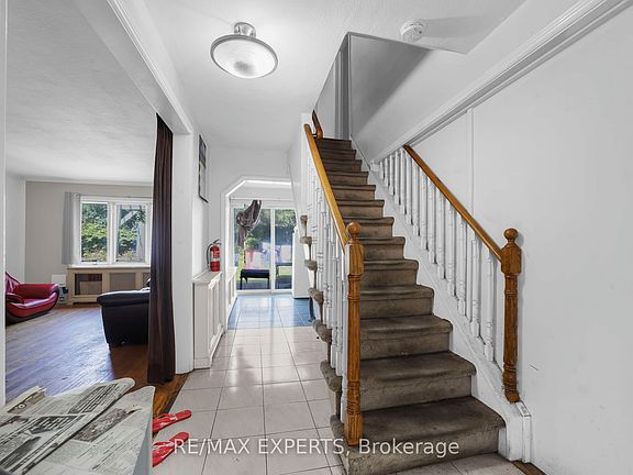 3rd image of 16 Bellehaven Cres