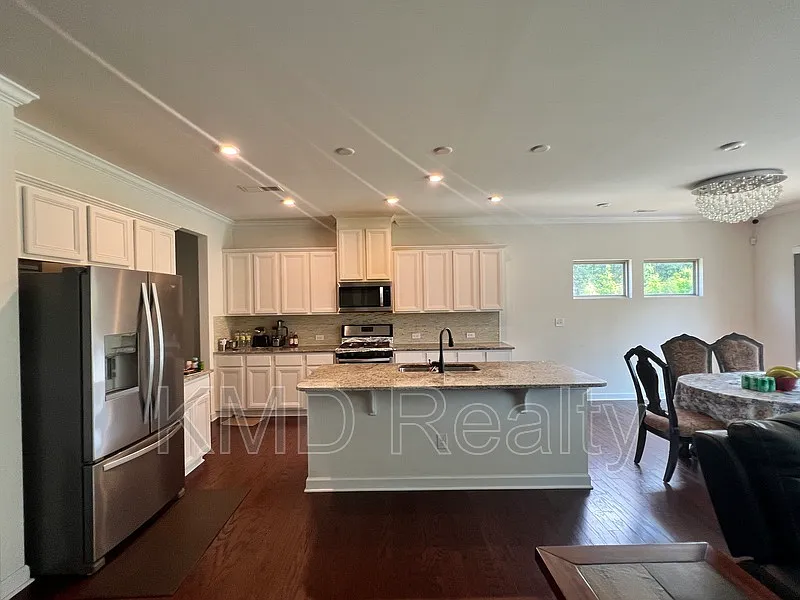 5 bed, 3.0 bath, 3127 sqft, $2,795 — Photo 2