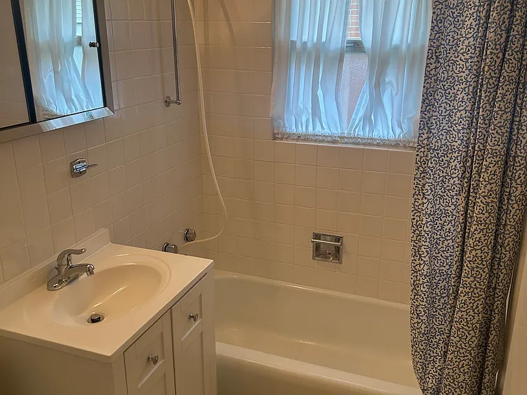 502 N Locust St — Photo 5