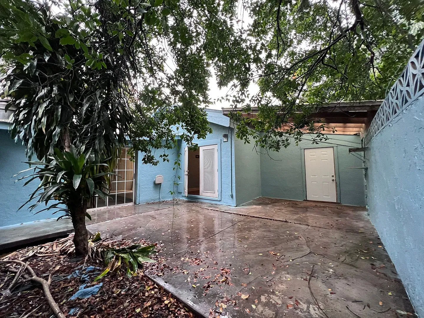 nice house with 2 sitting area and fenced patio — Photo 4