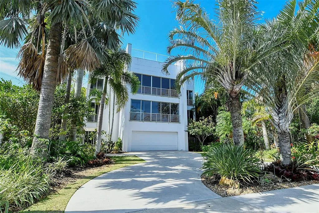 3 bed, 3.5 bath, 3531 sqft, $15,000 — Photo 2