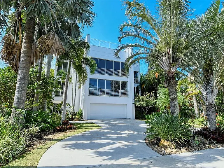 213 N Washington Dr — Photo 2