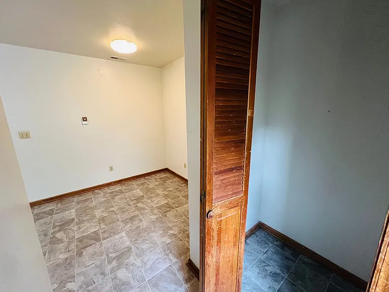 2 Bedroom, 1 Bath Apartment — Photo 45