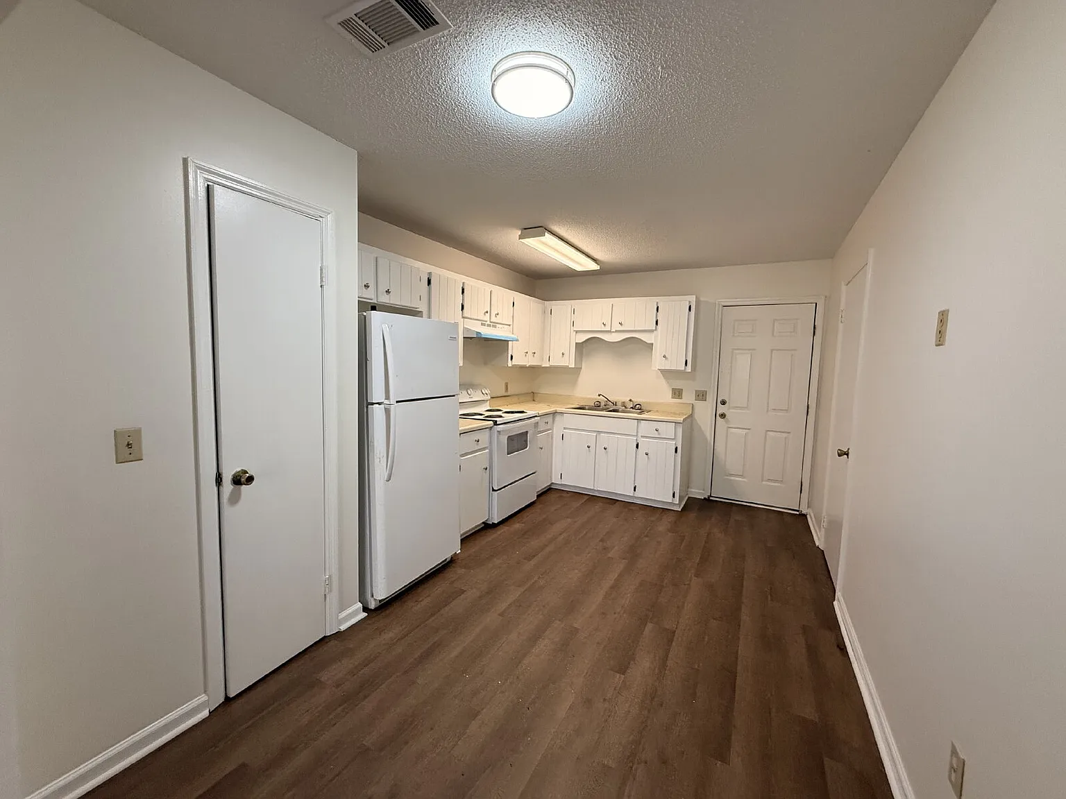 2 bed, 1.0 bath, $995 — Photo 3