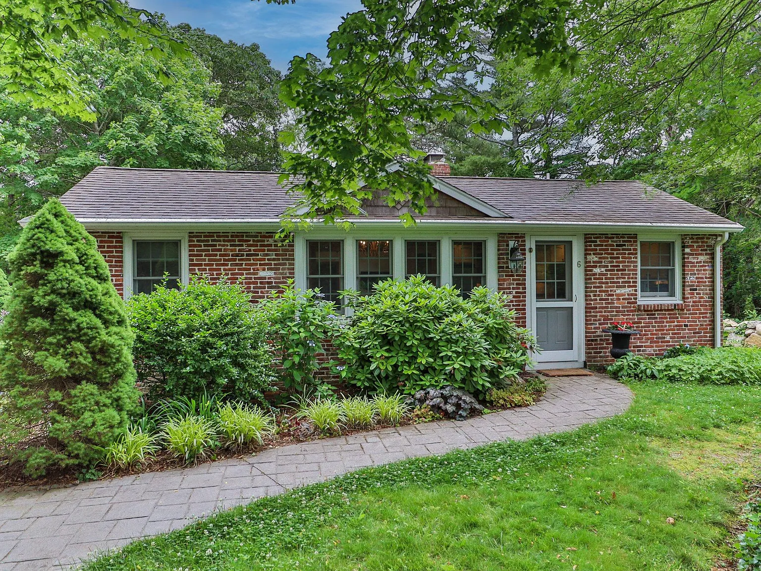 3 bed, 1.5 bath, 1360 sqft, $2,200 — Photo 1