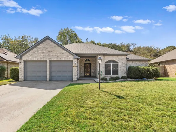 844 Park Forest Dr, Hurst, TX 76053