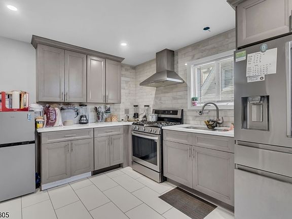 5th image of 297 Hamilton Pl