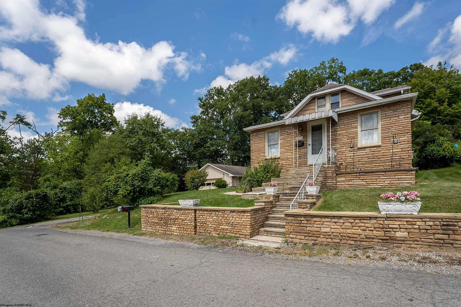 1419 Statler St photo 1