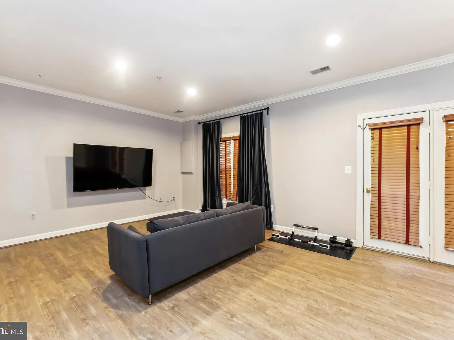 3 bed, 3.5 bath, 2400 sqft, $5,200 — Photo 4