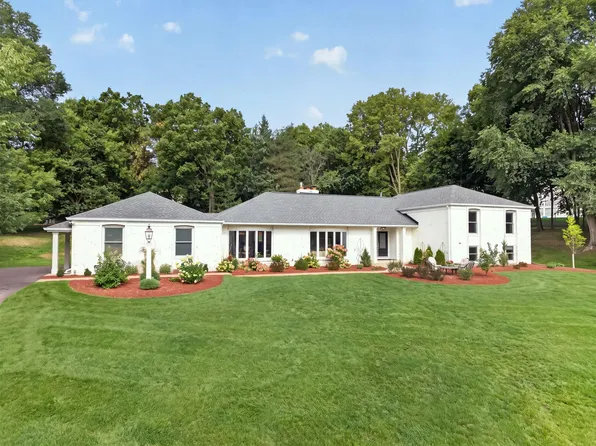 3945 Hillcrest Way, Deephaven, MN 55391