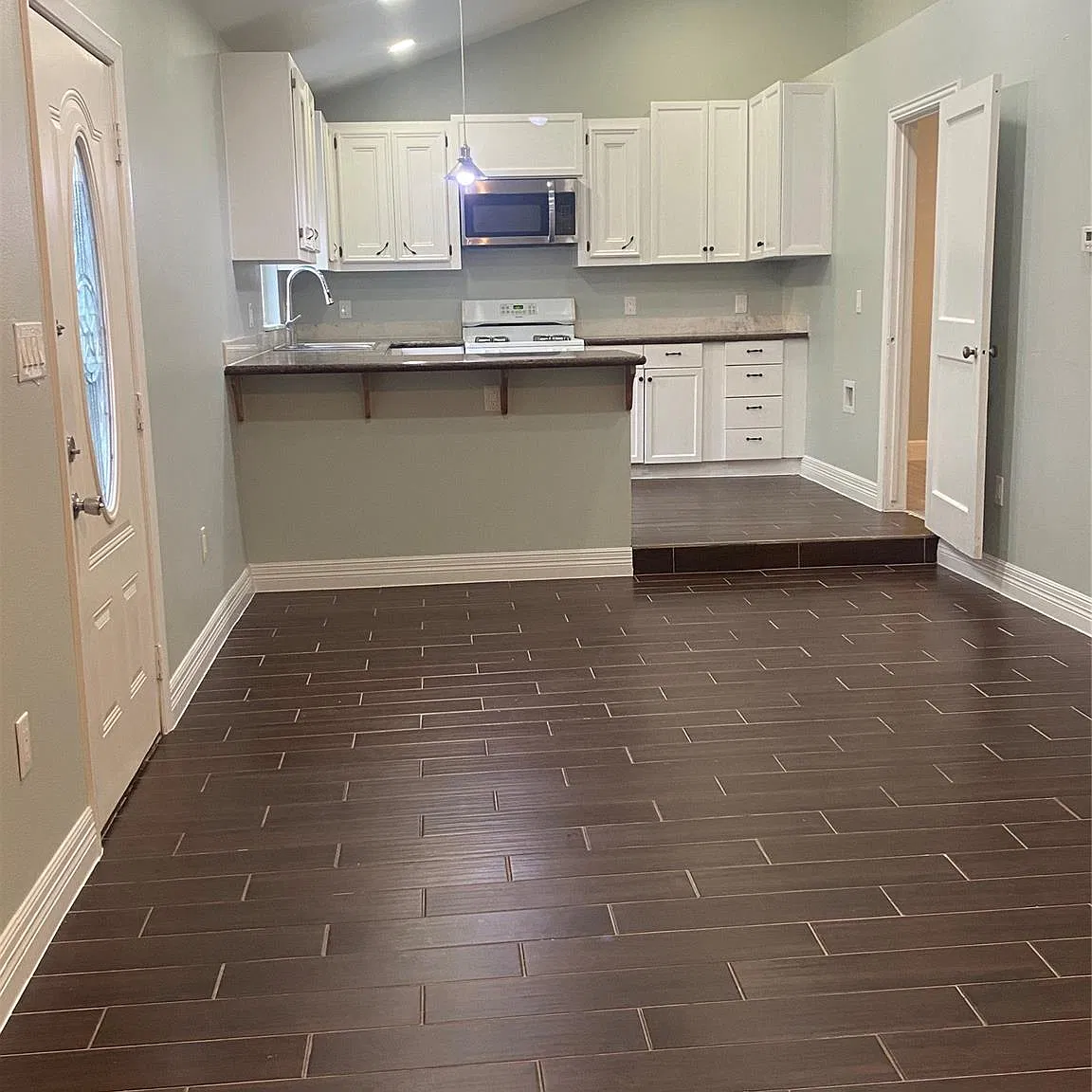 2 bed, 1.0 bath, 1328 sqft, $1,500 — Photo 4
