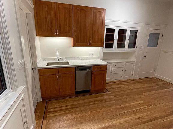 2nd image of 2655 Franklin St #1