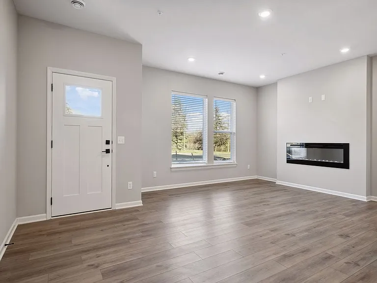 2434 Blossom Cir — Photo 5