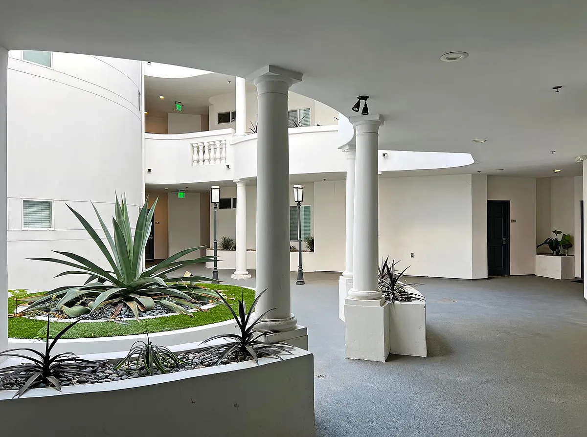 Building Photo - 12712 Moorpark St #305