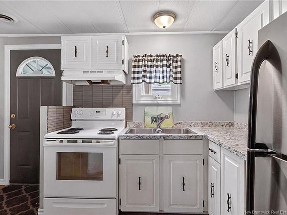 3rd image of 16 Tait Cres
