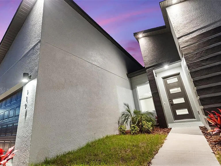 119 Tulip Ln — Photo 4