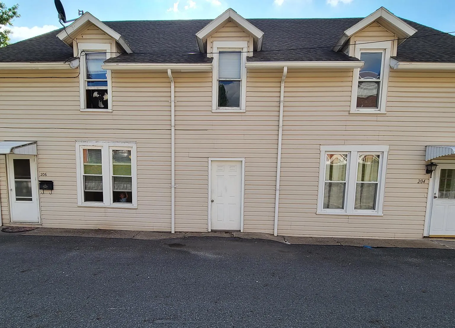 3 bed, 1656 sqft, $1,250 — Photo 1