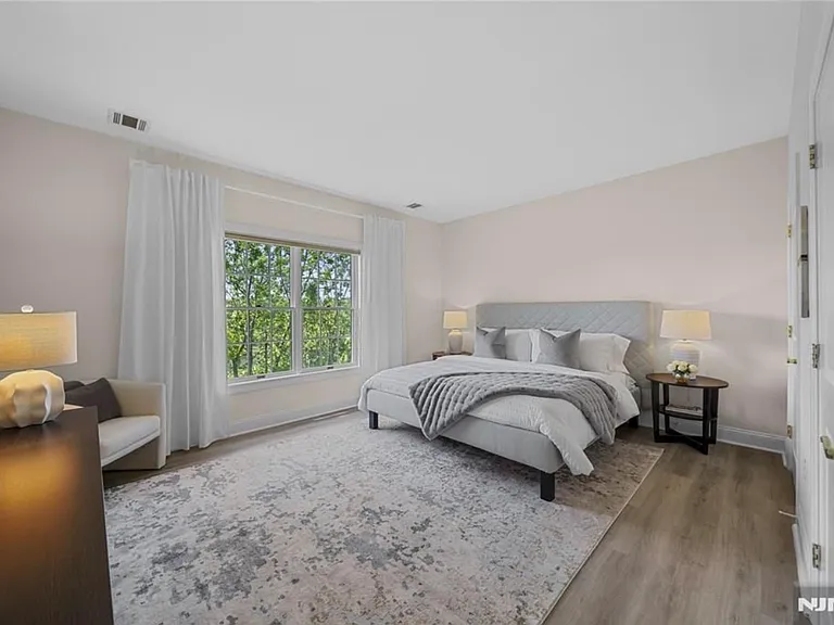 1415 Windsor Park Ct — Photo 3