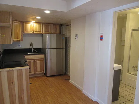3 bed, 1000 sqft, $1,200 — Photo 2