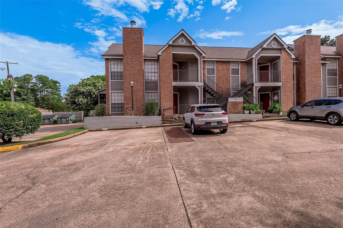 Building Photo - 2402 Sycamore Ave #E1