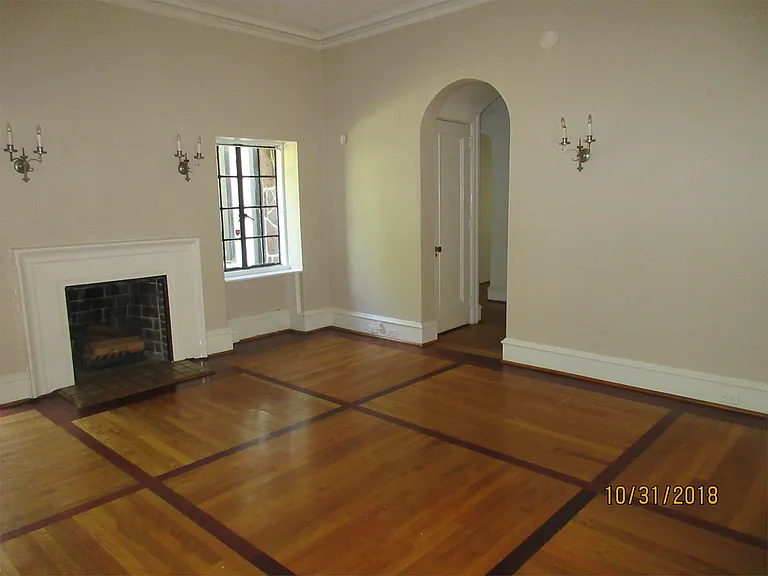 70 N Monterey St — Photo 3